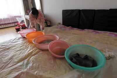 怒江楼上漏水，住户失联，小区没物管，业主维权难！律师来支招……